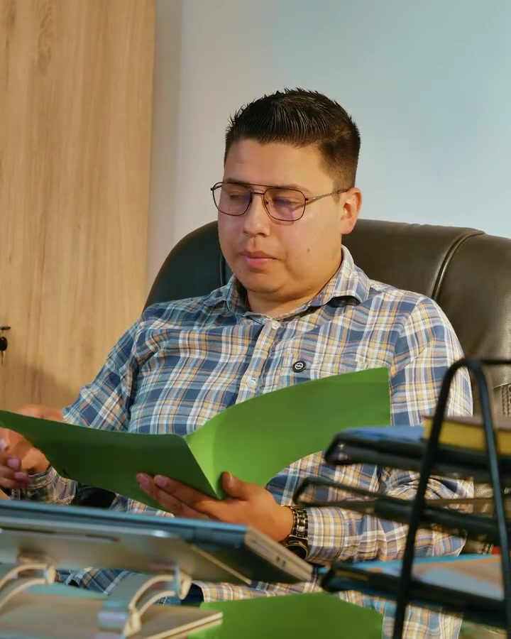 [COMPLETO] 0386H1030 S0083 Reo se vistió de policía para sacar a su esposa de la cárcel Estefany