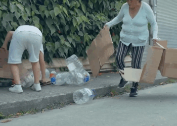 [COMPLETO] 0081H1030 Mujer de avanzada edad chocó el carro de esta mujer por un error, sin imaginar lo que iba a pasar