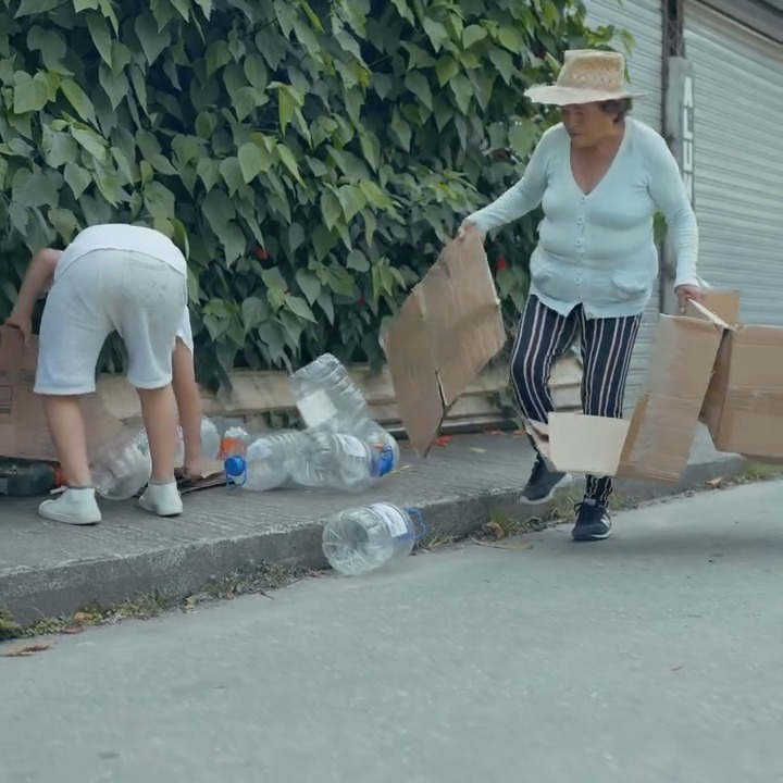 [COMPLETO] 0081H1030 Mujer de avanzada edad chocó el carro de esta mujer por un error, sin imaginar lo que iba a pasar