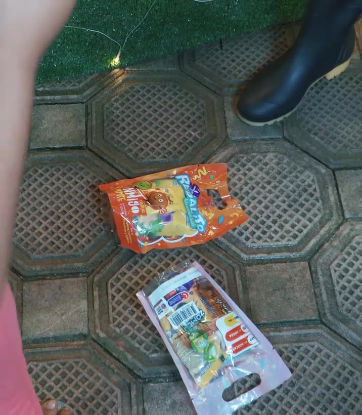 [COMPLETO] 0100H1114 S0087 Su abuelita falleci0 y ellos deciden buscar a su padre, sin imaginar que papá Noel les daría una so