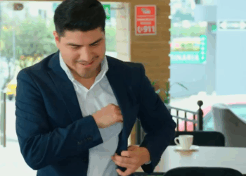 [COMPLETO] 0123H1126 S0094 Hombre millonario puso a prueba a la mesera de un restaurant