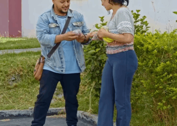 [COMPLETO] 0141H1126 S0094 Una extraña mujer ayudo a esta trabajadora y carismática chica