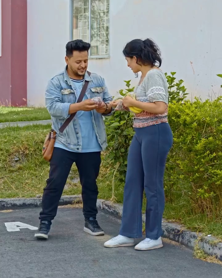 [COMPLETO] 0141H1126 S0094 Una extraña mujer ayudo a esta trabajadora y carismática chica