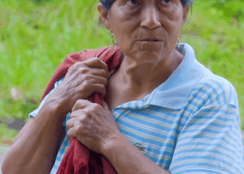 [COMPLETO] 0243H1126 S0095 Anciana le regala comida a un hombre rico y le enseña el verdadero sentido de la navidad Yomi