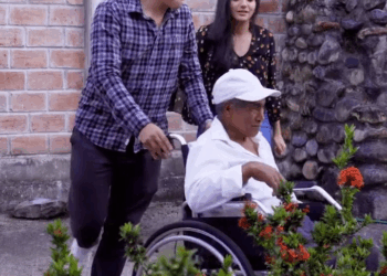 [COMPLETO] 0246H1126 S0095 Ñietos dejaron a su abuelo en un asilo olvidando que él los cuidó cuando su madre se fue de este mun