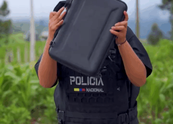 [COMPLETO] 0318H1126 S0097 Fantasm4 intento vitar que estos hombres se la llvaran a trabajar a esta mujer, para salvar su vd4