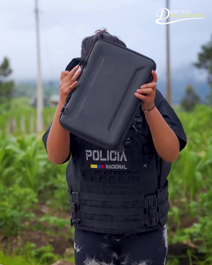 [COMPLETO] 0318H1126 S0097 Fantasm4 intento vitar que estos hombres se la llvaran a trabajar a esta mujer, para salvar su vd4