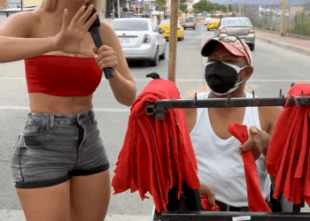 [COMPLETO] 0055H1126 S0087 Me puse a vender FRANELAS en la calle para ayudar a este SEÑ0R que es un GRAN EJEMPLO de Vida️ La M