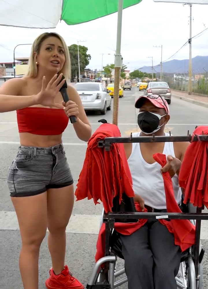 [COMPLETO] 0055H1126 S0087 Me puse a vender FRANELAS en la calle para ayudar a este SEÑ0R que es un GRAN EJEMPLO de Vida️ La M